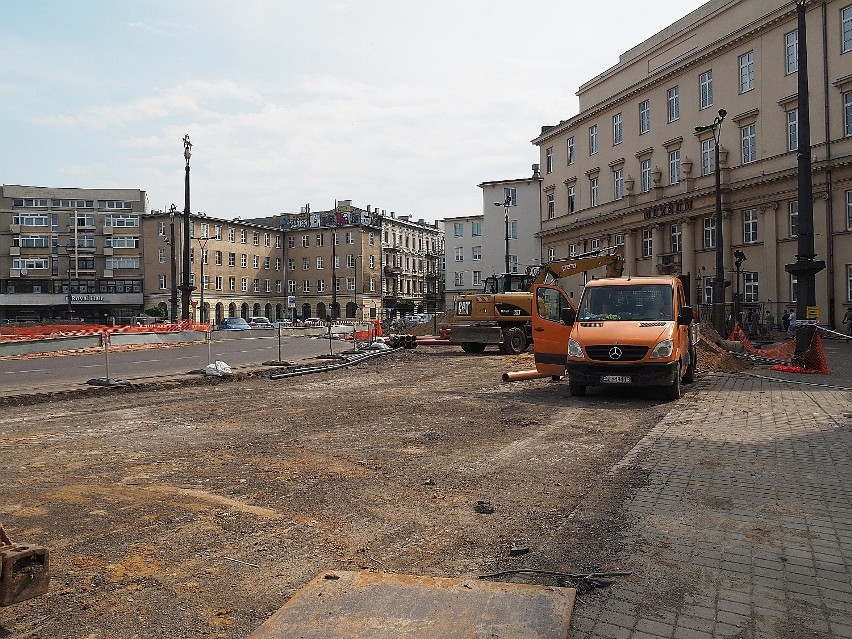 Plac Wolności w Łodzi jak wielka piaskownica lub kuweta. Łodzianie martwią się, że nie widać postępów prac