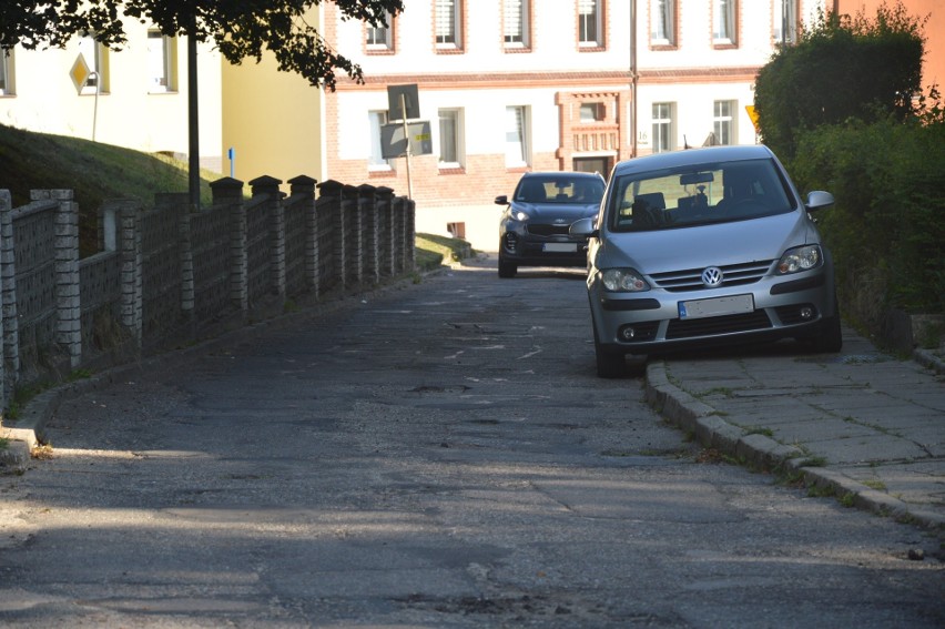 Mieszkańcy narzekają na zły stan nawierzchni.