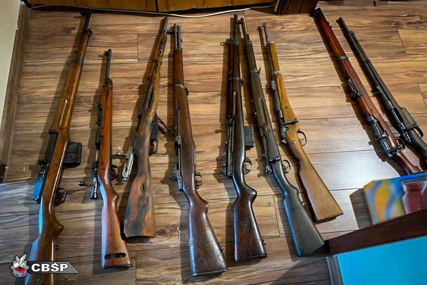 Policja przejęła w Łódzkiem cały arsenał! Ponad 100 sztuk broni, tysiące sztuk amunicji. Zobaczcie zdjęcia i film