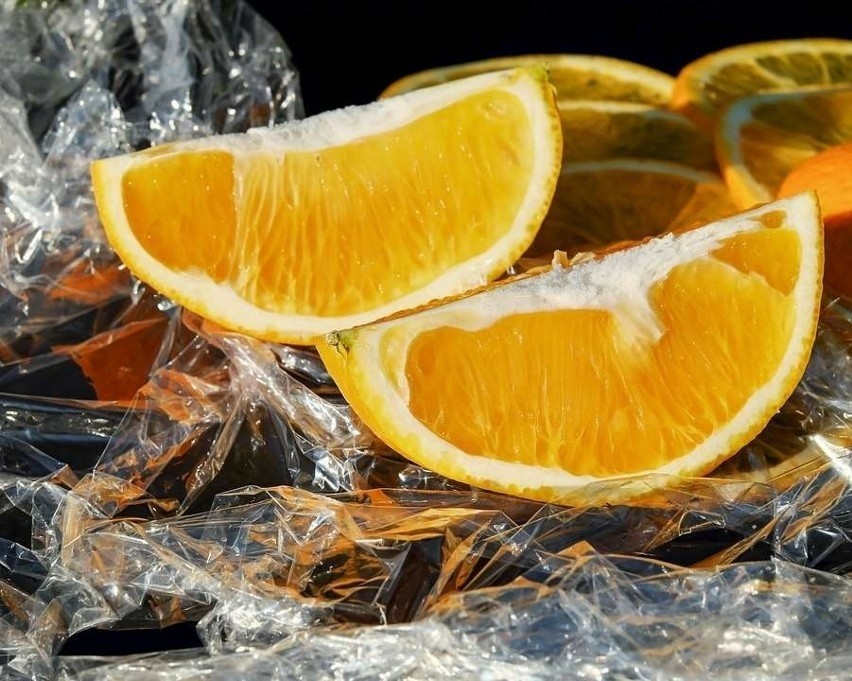 Kwaśne owoce takie jak  pomarańcza nie powinny być spożywane...