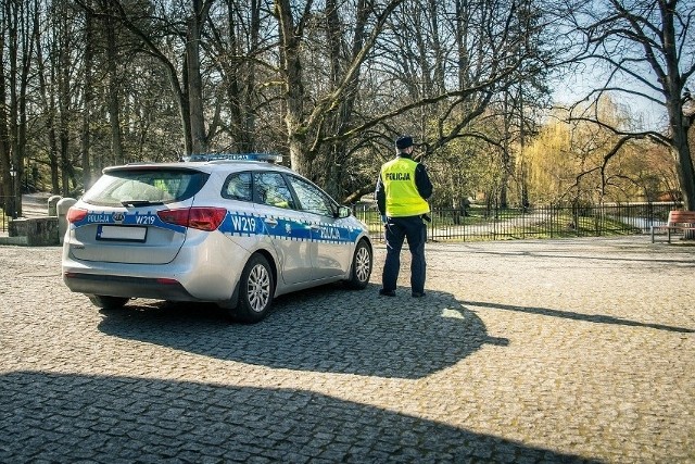 Policjanci z Rajczy, na prośbę matki uwolnili zamkniętą w samochodzie dwulatkę