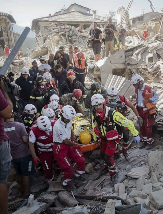 Trzęsienie ziemi we Włoszech. Największe straty w Amatrice. Służby ratunkowe próbują dostać się do ludzi uwięzionych od gruzami.