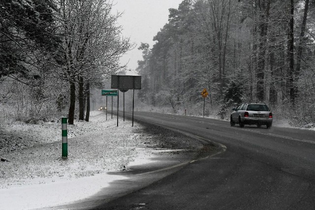 Niż "Lars" zaatakował w poniedziałek 25 stycznia w powiecie kieleckim.Śnieg pada nieprzerwanie od rana, a warunki na drogach są trudne. Na wielu drogach w powiecie kieleckim zalega błoto pośniegowe, a nawet śnieg. Jest bardzo ślisko, dlatego kierowcy powinni zdjąć nogę z gazu. ZOBACZ ZDJĘCIA Z DRÓG W POWIECIE KIELECKIM NA KOLEJNYCH SLAJDACH>>>