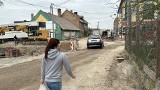 Spore utrudnienia na ulicy Partyzantów w Bochni. Drogowcy układają chodniki i budują przepust, wkrótce asfaltowanie. Zobacz wideo