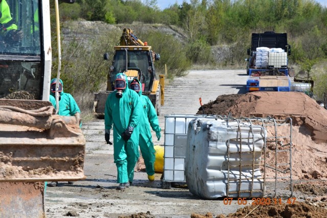 Na początku kwietnia na terenie starej cementowni w Wierzbicy znaleziono odpady nieznanego pochodzenia. Stwierdzono, że na działce będącej własnością przedsiębiorstwa budowlanego porzuconych zostało około 15 zbiorników o pojemności 1000 litrów.Po badaniach okazało się, że jest to siarczan aluminium i kwas siarkowy. >