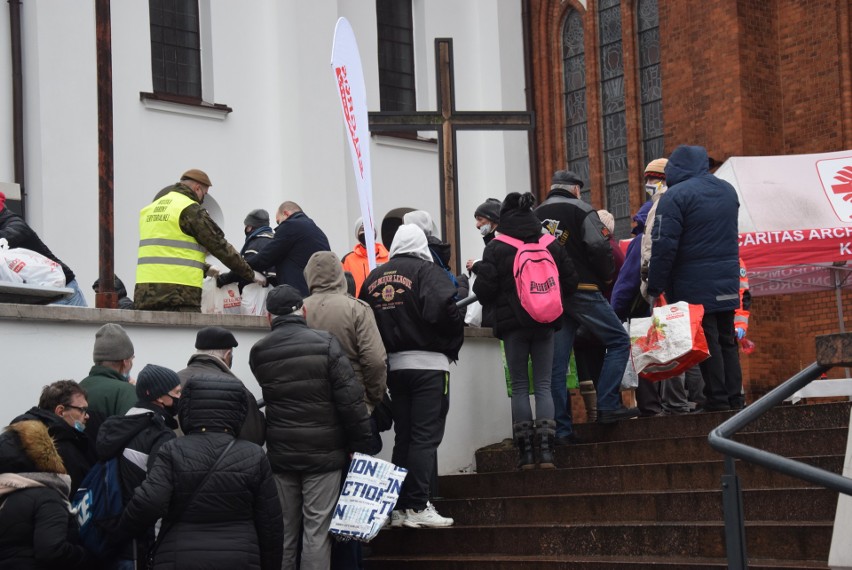 Potrzebujący otrzymali świąteczne paczki