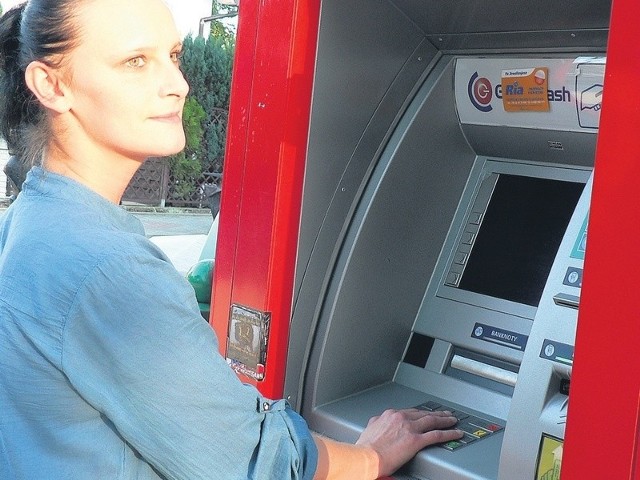 &#8211; W sezonie, przy tym bankomacie na ul. Grunwaldzkiej w Pobierowie, były takie kolejki, że rezygnowaliśmy i po pieniądze jeździliśmy do Kamienia&#8211; mówi Agnieszka Król.