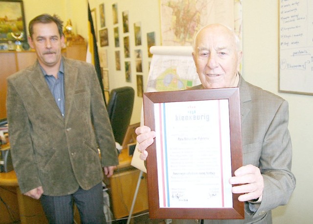 Edmund Piękny z dyplomem, obok burmistrz Arseniusz Finster