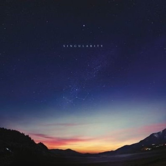 Jon Hopkins „Singularity”, Sonic, 2018 Ten brytyjski artysta ma na swoim koncie bardzo odmienne doświadczenia: występy w zespole Imogen Heaps oraz współpracę z „ojcem” ambientu - Brianem Eno. Nic więc dziwnego, że tworząc materiał na swój najnowszy album, czerpał zarówno z tradycji songwriterskiej, jak i eksperymentalnej. W efekcie zrealizował chyba swój najlepszy album. Z jednej strony ma on szeroki rozmach, zawiera bogato zaaranżowaną muzykę, lokującą się między techno i trance’m a ambientem i neoklasyką, ale z drugiej strony znajdujące się na krążku kompozycje przypominają melodyjne piosenki – tylko, że pozbawione wokali, a skoncentrowane na fortepianie. Połączenie takich dwóch elementów nie było łatwe, ale jon Hopkins wyszedł z tej konfrontacji zwycięsko.