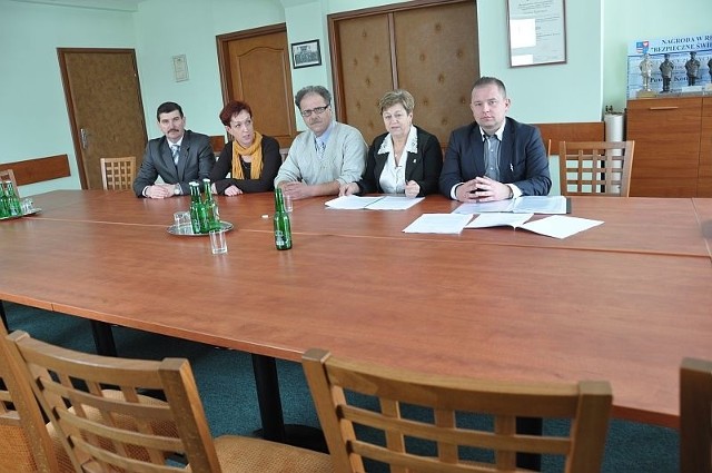 Marian Gąszcz, Magdalena Prasał, Krzysztof Wojcierowski, Helena Obara i Michał Pękala przyszli na posiedzenie komisji rewizyjnej. Reszta krzeseł była pusta.