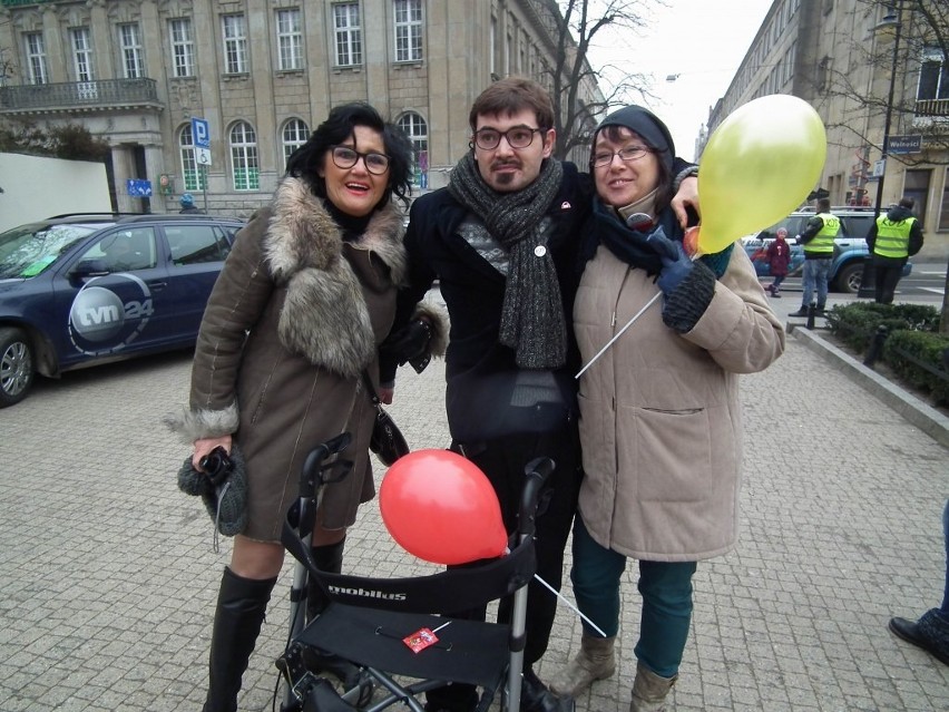 KOD apelował o przytulanie się na placu Wolności