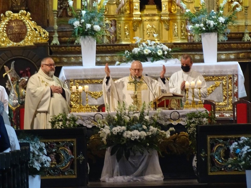 Procesja Bożego Ciała w farze, w Chełmnie. Wierni  przeszli...