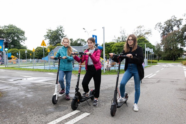 Uczniowie podstawówek nauczą się m.in. zasad jazdy na hulajnodze elektrycznej, która jest stosunkowo nowym elementem w ruchu drogowym. Kaski nie są na niej obowiązkowe, ale niewątpliwie zwiększają bezpieczeństwo