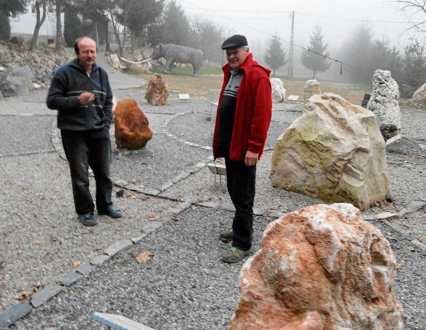 Zygmunt Ferdek i Piotr Ferdek przy wystawie skał jurajskich