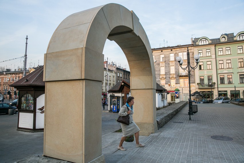 Plac Niepodległości. Kamienna brama kontra zieleń na pergoli