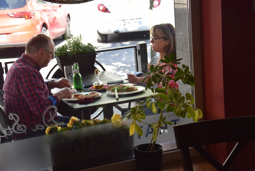 Restauracje i kawiarnie w Kędzierzynie-Koźlu otwarte po ponad dwumiesięcznej przerwie. W poniedziałek gościły pierwszych klientów