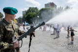 Święto Wojska Polskiego w Katowicach. Na niebie pojawiły się samoloty wojskowe. Pod pomnikiem złożono kwiaty