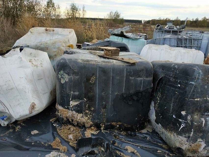 Gmina Niemce. Po 2 latach blisko 3 tys. litrów niebezpiecznych odpadów w końcu zniknęło z Osówki
