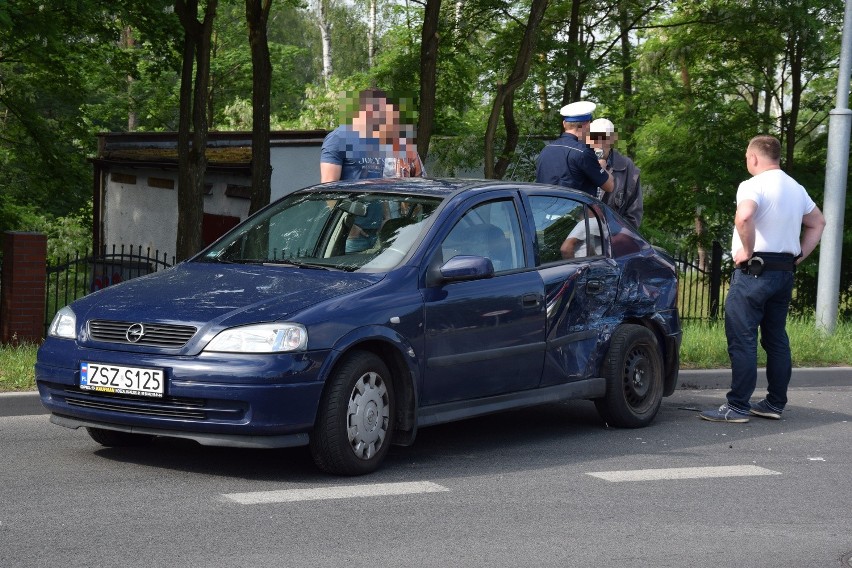 Zderzenie osobówki z dostawczakiem w Szczecinku (zdjęcia)