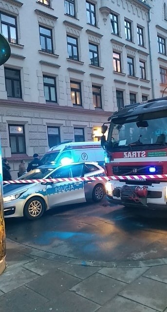 Matka obawia się o życie córki. Interwencja policji i strażaków