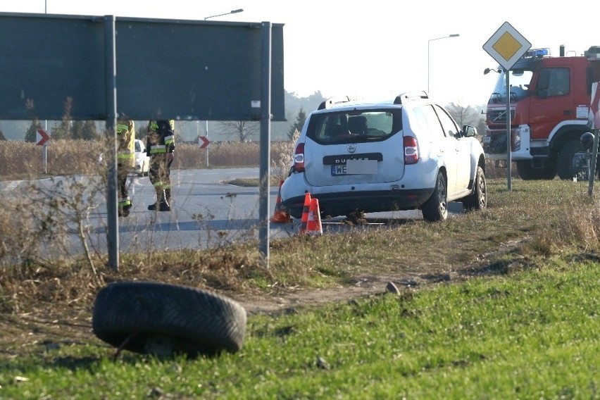 Wypadek na obrzeżach Wrocławia, z dacii odpadło koło