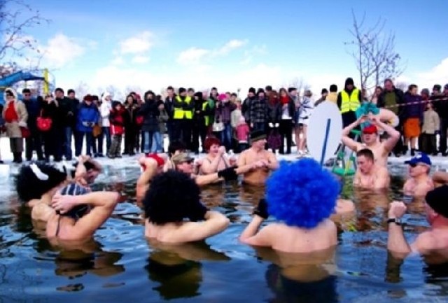 Wielkie Święto Lodu to także święto morsów. W sobotę amatorzy zimowych kąpieli zanurzą się w lodowatej wodzie na plaży miejskiej w Giżycku.