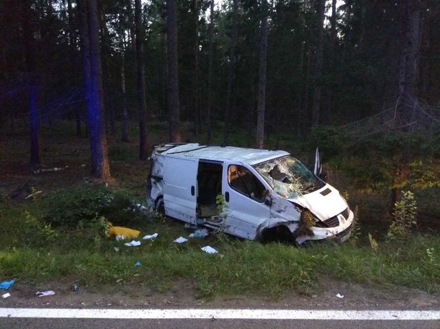 Nietrzeźwy kierowca podczas wyprzedzania ciężarówki stracił panowanie nad pojazdem i zjechał do rowu.