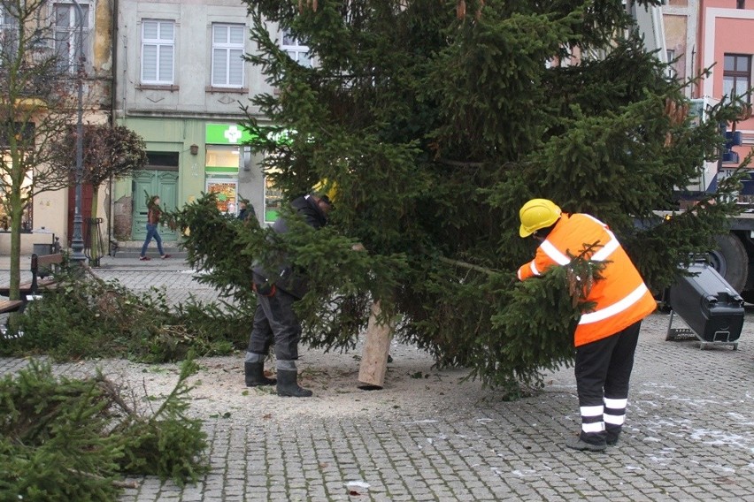 Na wąbrzeskim placu Jana Pawła II stanęła choinka. Zobacz zdjęcia 