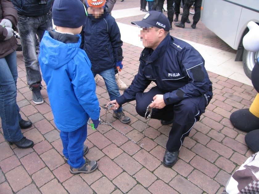 Atrakcja od łódzkiej policji: zakuwanie dzieci w kajdany! [zdjęcia]