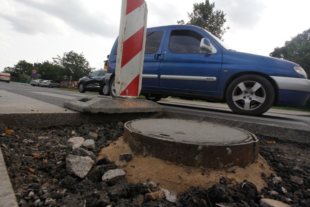 Ulica Bartosza Głowackiego była dwa lata temu remontowana. Ale teraz firma remontowa wycięła dziury w wokół studzienek, bo te... zaczęły opadać i „klawiszować”.