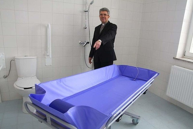 - Taka łóżkowanna zapewnia pacjentowi największy komfort podczas kąpieli - zapewnia ks. Marian Niemiec. Przygotowanie hospicjum kosztowało 4,5 mln zł.