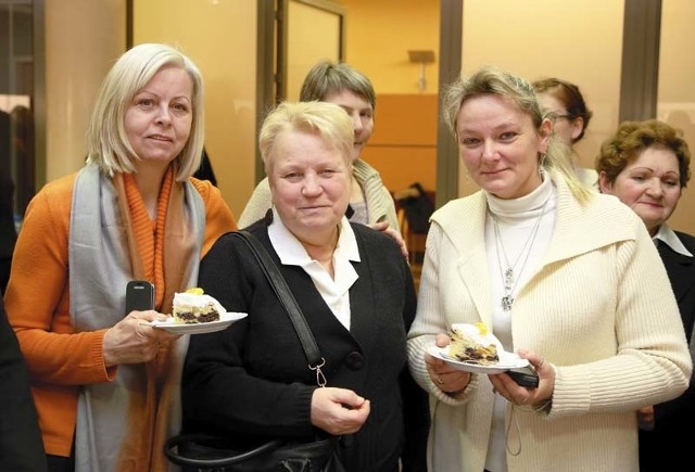 Społecznicy, którzy spotkali się wczoraj u wojewody, wspólnie zgasili świeczki na jubileuszowym torcie w dniu ogłoszenia piątej edycji konkursu Inicjatywa Społeczna Roku. Potem wszyscy, w tym także Grupa Szczęściary (od lewej: Joanna Kaźmierczak, Barbara Młynarczyk i Hanna Zalewska) skosztowali tortu w kształcie zapalonej żarówki &#8211; symbolu konkursu wojewody.