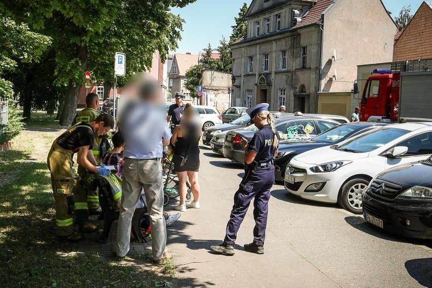 Do zderzenia rowerzystki z osobówką doszło w centrum Leszna...