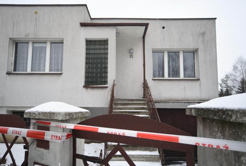 Katowice: W Dąbrówce pod domem zapadła się ziemia. Dziura na 15 metrów [ZDJĘCIA]