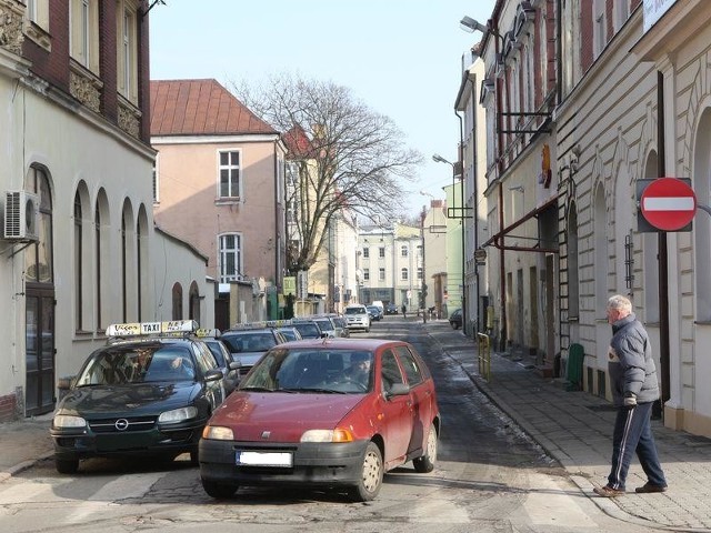 Zły stan nawierzchni jezdni i chodników oraz głośne sąsiedztwo to zdaniem mieszkańców główne minusy mieszkania przy ul. Murarskiej. 