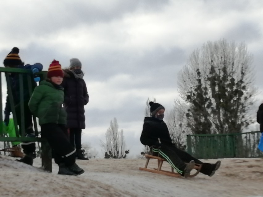 Na górce na Arenie śniegu już jest niewiele, ale amatorów...