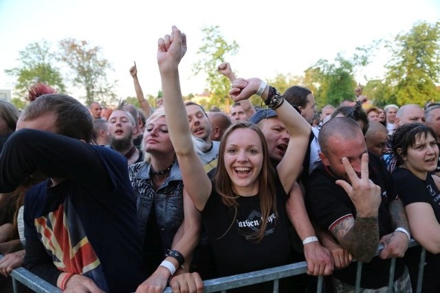 Rock na Bagnie co roku przyciąga nad Biebrzę tłumy z całego kraju. Przekrój wiekowy fanów jest spory. Klimatem impreza ta przypomina stare, dobre festiwale lat 80. jak np. w Jarocinie.