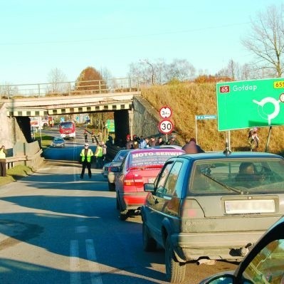 Przejazd pod wiaduktem w Olecku był wczoraj niemożliwy. Kierowcy musieli korzystać z objazdów przez Świętajno i Wieliczki.