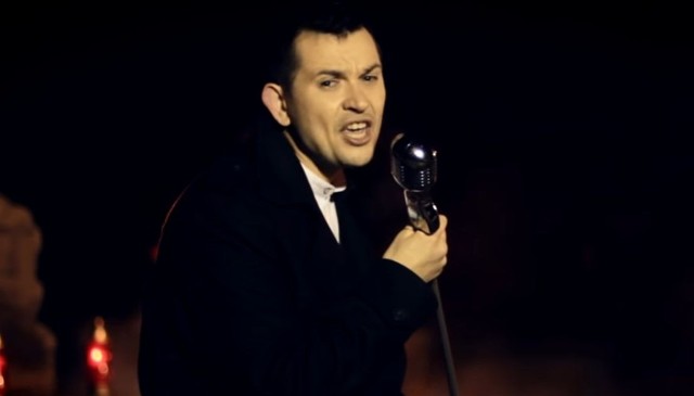 Paweł Mosiołek dedykuje piosenkę "Ci co odeszli" zarówno zmarłym, jak i żyjącym, którzy pielęgnują o nich pamięć.