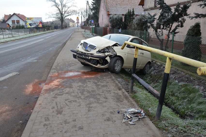 Wrocław: Wypadek na pętli. Samochód wypadł z drogi i uderzył w autobus (ZDJĘCIA)