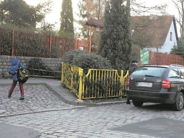 Mieszkańcy narzekają na parkujących w rejonie szkoły. Ich zdaniem, nieraz dochodzi do zablokowania wyjazdu z posesji.  Z wizji lokalnej wynika, że kierowcy stoją tylko na chwilę