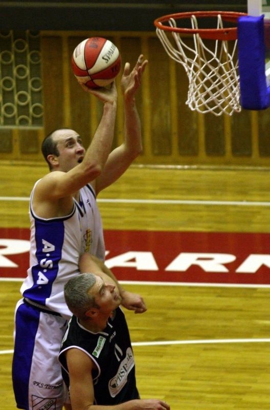 Pierwszoligowi koszykarze Siarki Tarnobrzeg znów kroczą od zwycięstwa do zwycięstwa.