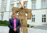 Janusz Palikot w Radomiu pokazał... słomianego misia (zdjęcia)