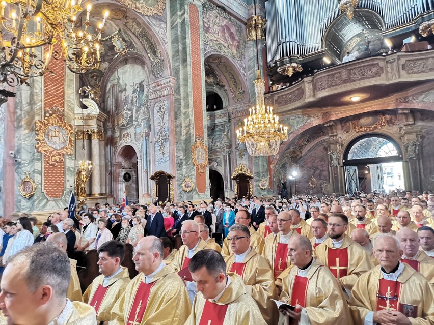 Święcenia biskupie ks. Adama Baba. Rozpoczęła się uroczystość w archikatedrze lubelskiej