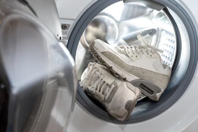 Wiele osób pierze buty w pralce, zakładając, że się nie zniszczą. Czy rzeczywiście tak jest? Poznaj sprawdzone sposoby, dzięki którym twoje obuwie będzie wyglądało jak nowe.
