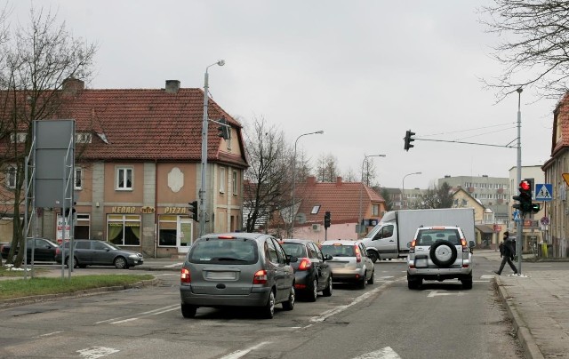 Skrzyżowanie ul. Szczecińskiej z Małcużyńskiego czeka na rozwiązanie. Miasto analizuje i myśli o zegarach pod światłami.