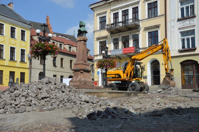 Obecnie na placu Kazimierza trwają prace przygotowawcze, związane z remontem nawierzchni.