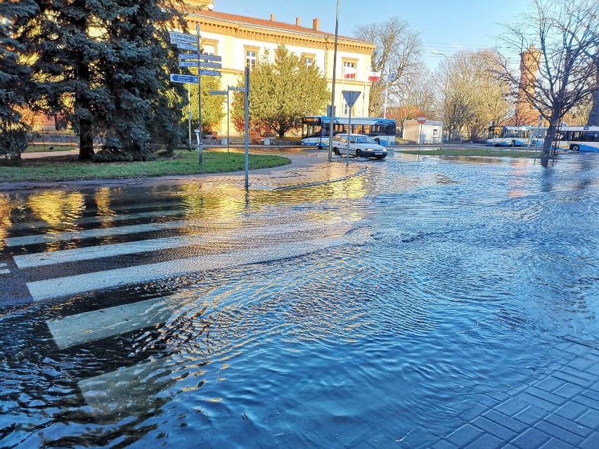 Sztorm w Świnoujściu. Bałtyk zatopił plażę oraz nabrzeża wysp. Takiej sytuacji nie było tu już dawno [ZDJĘCIA]