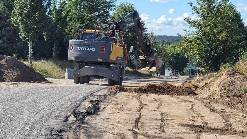 Trwają prace przy przebudowie 18 kilometrów dróg łączących...