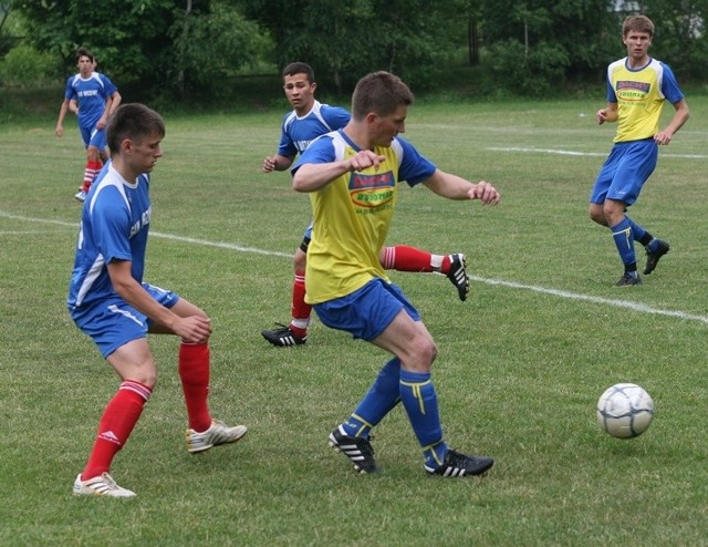 W meczu pilkarskiej klasy okregowej San Wrzawy pokonal Iskre Sobów Tarnobrzeg 2:0 (1:0).